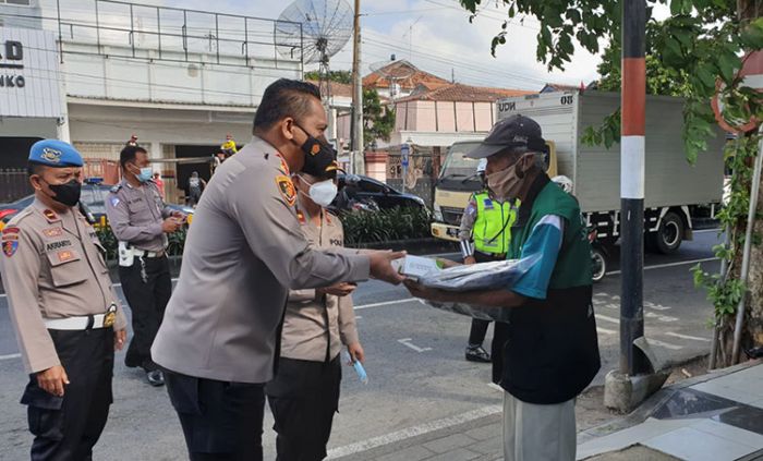 Jumat Berkah, Polresta Banyuwangi Gelar Bagi-Bagi Nasi Kotak Gratis untuk Masyarakat