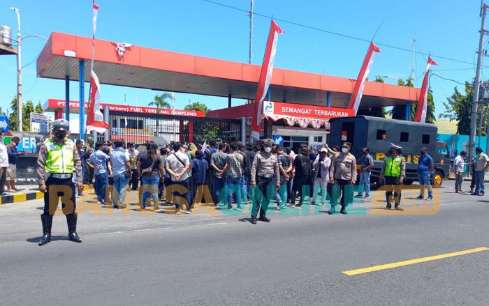 Unjuk Rasa BEM se-Pamekasan di Depo Pertamina Camplong Sampang Dibubarkan Polisi