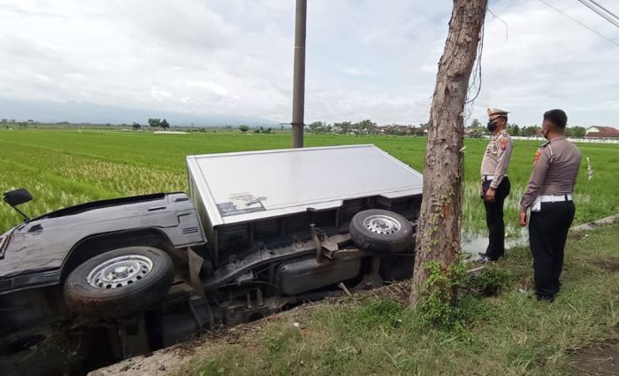 Tie Rod Patah, Pikap Tabrak Sepeda Motor di Jalan Raya Nganjuk - Surabaya