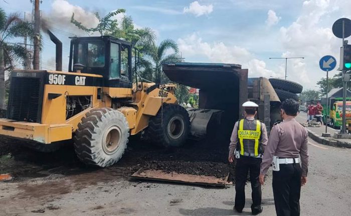 Truk Tronton Terguling di Bypass Krian, Muatan Batu Bara Tumpah ke Jalan