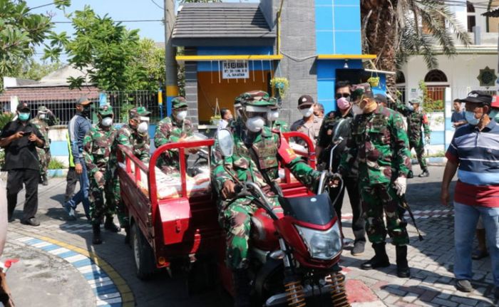 Tangani Dampak Corona, Kodim 0816 Sidoarjo Datangi Rumah Warga Bagikan Beras