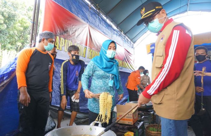 Sambangi Dapur Umum, Bupati Pungkasiadi Masak Mie 