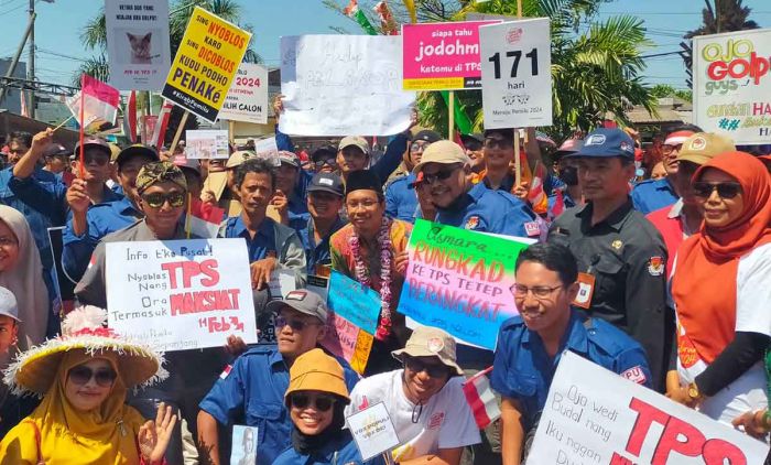 Beragam Poster Lucu Warnai Kirab Pemilu 2024 di Sidoarjo