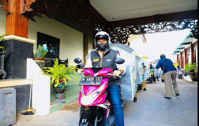 Peduli Lansia, Bupati Pamekasan Naik Motor Sambangi dan Suapi Orang-orang Sepuh