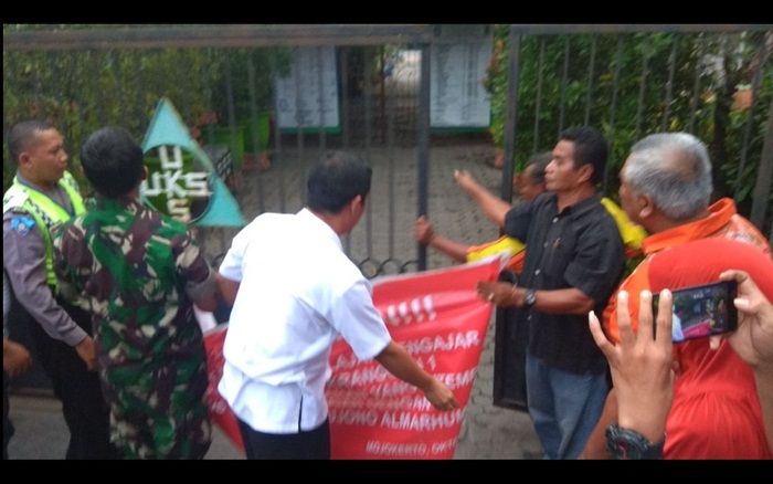 Segel Dicopot, Kasek SDN 1 Kranggan Mojokerto Sujud Syukur