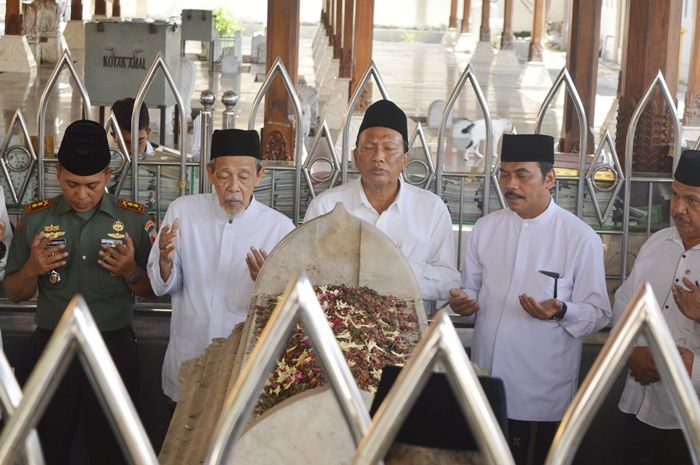 Peringati HUT Pemkab Gresik ke-45, Bupati Sambari Pimpin Ziarah ke Makam Waliyullah