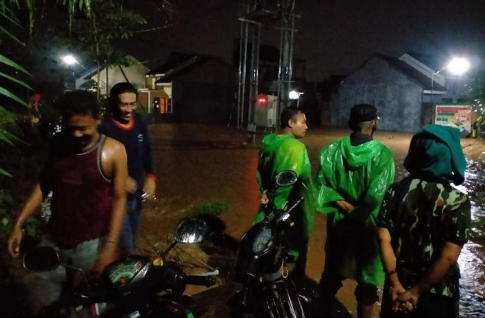 Hujan Deras, Sungai Bendokrosok Meluap Akibatkan Tanggul Jebol