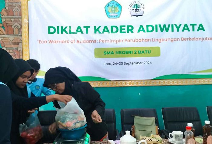 Kader Adiwiyata SMAN 2 Batu Dibekali Keterampilan Produksi Eco Enzyme