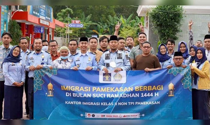 Imigrasi Pamekasan Berbagi Takjil untuk Masyarakat saat Ramadhan 2023