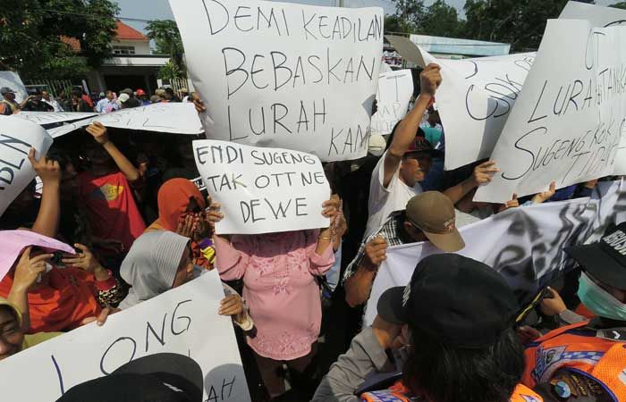 Minta Kadesnya Dibebaskan, Warga Desa Kesamben Demo Mapolres Jombang