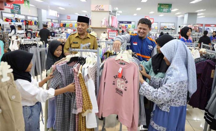 Berbagi Kebahagiaan, Pemkot Kediri Bersama Yatim Mandiri Dampingi Anak Yatim Berburu Baju Lebaran