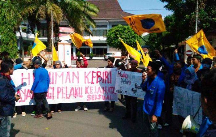 Dukung Hukuman Kebiri Bagi Pelaku Kejahatan Seksual, PMII Trenggalek Gelar Aksi Damai