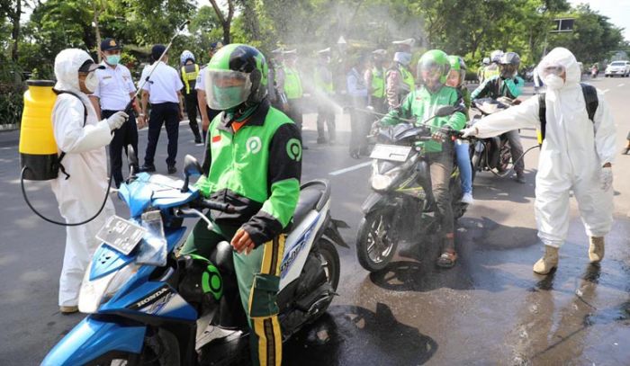 Cegah Covid-19, Gubernur Khofifah Pantau Langsung Penyemprotan Disinfektan untuk Ojek Online