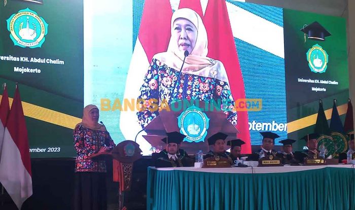 Gubernur Khofifah Hadiri Wisuda Sarjana dan Pascasarjana ke-4 IKHAC Mojokerto