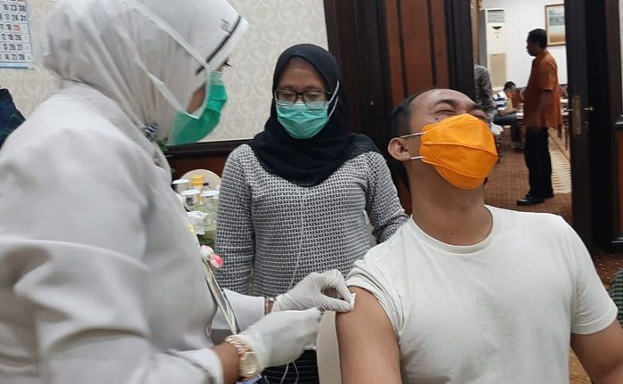 Khofifah Beri Rapid Test Covid-19 dan Vaksin Influenza pada Awak Media Grahadi