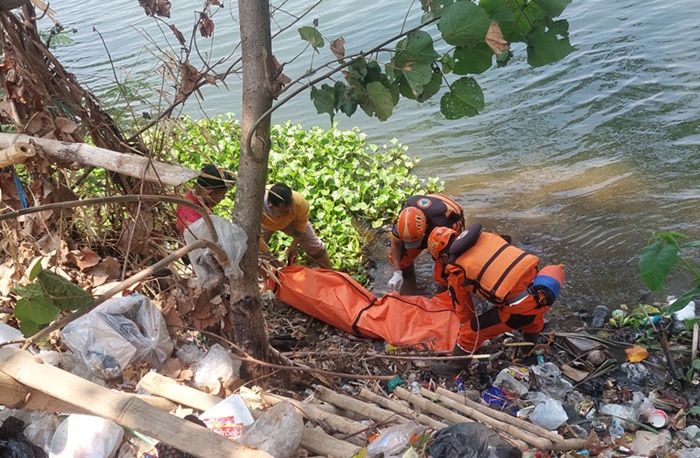 Jenazah Perempuan Berpakaian Cokelat Mengapung di Sungai Brantas