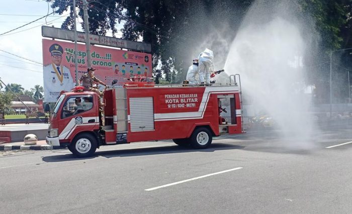 Jalan Protokol di Kota Blitar Disemprot Disinfektan