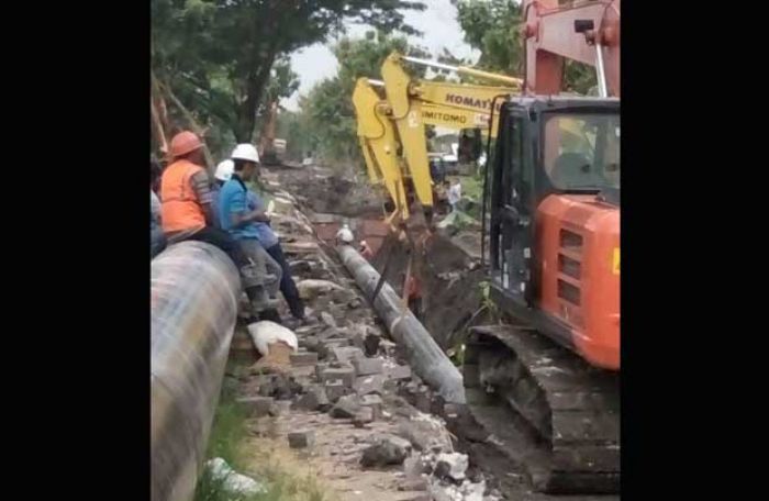 Tak Bisa Dilewati, Pengendara Keluhkan Proyek Pipa Gas di Jalan Kedanyang