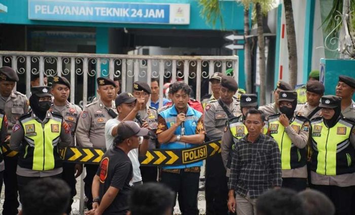 Tak Kunjung Perbaiki Travo yang Rusak, PLN Pamekasan Didemo Warga