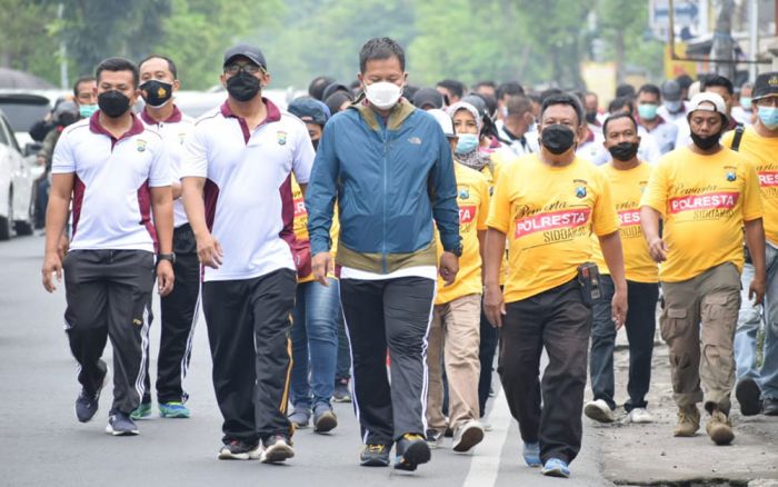 Gandeng Wartawan, Polresta Sidoarjo Jalan Sehat Sambil Bangkitkan Perekonomian