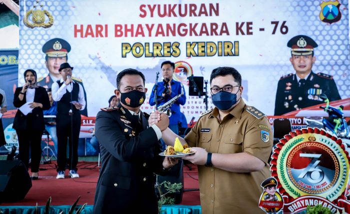 Bupati Dhito Hadiri Puncak Peringatan HUT ke-76 Bhayangkara di Mapolres Kediri