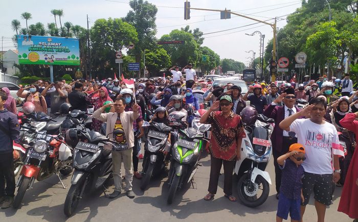 Detik-Detik Proklamasi, Ratusan Pengguna Jalan di Jombang Nyanyikan Indonesia Raya