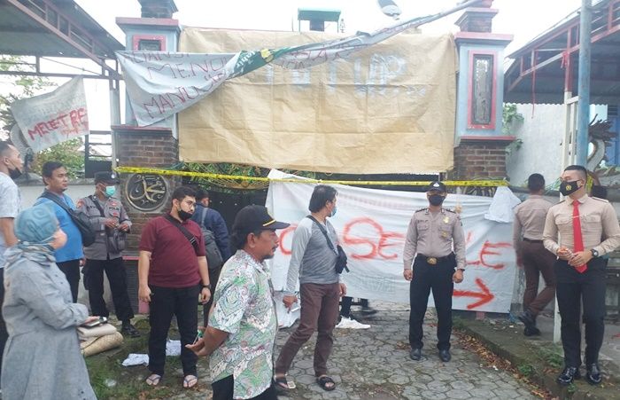 Amankan Barang Bukti, Polres Gresik Pasang Garis Polisi di Pesanggrahan Keramat