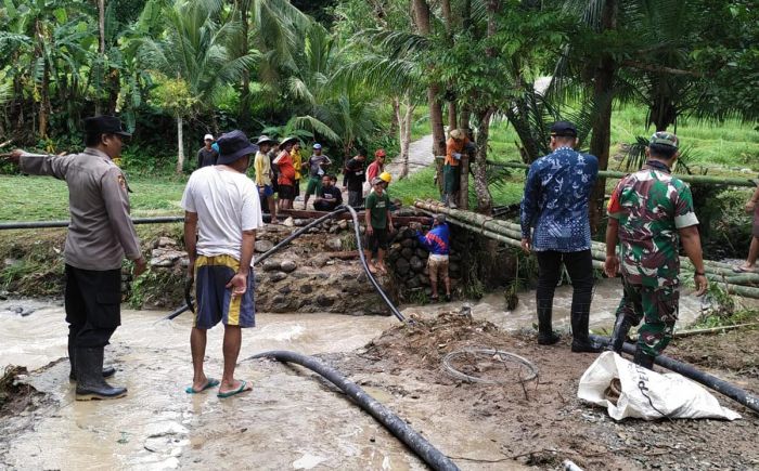 Tiga Hari Warga Sangkapura Bersihkan Material Longsor dan Banjir Bandang