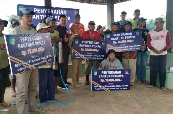 Anggota Fraksi ​NasDem Kabupaten Kediri Beri Bantuan Pompa Sibel untuk 4 Poktan di Banyakan