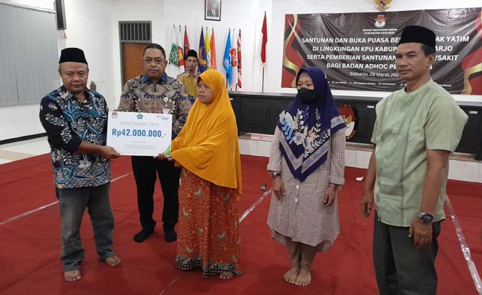 KPU Sidoarjo Berikan Santunan Bagi Petugas Pemilu 2024