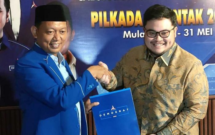 Dhito Kembalikan Formulir Pendaftaran Bacabup ke Partai Demokrat