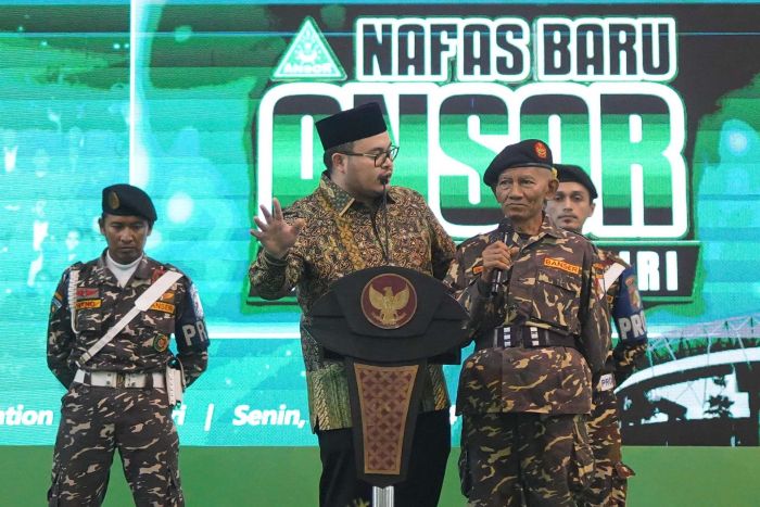 Bupati Kediri Beri Sejumlah Bantuan ke Anggota Banser Tertua di Pelantikan GP Ansor