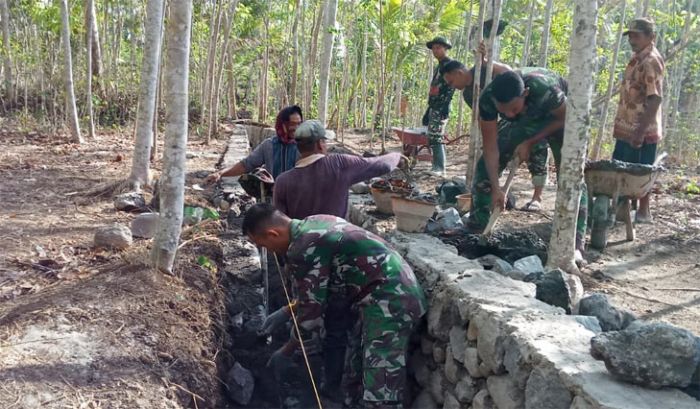 Tangan-tangan Terampil Satgas TMMD Kodim 0818 Garap Irigasi Desa Kedungsalam