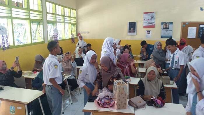 Pembagian Rapor SMAN 2 Batu Tepat pada Hari Ibu, Siswa dan Orang Tua pun Dibikin Haru