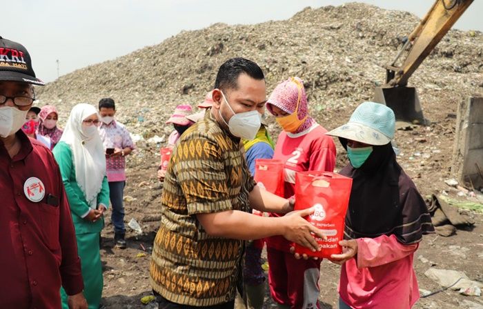 Datangi TPA Ngipik, Bupati Gresik Bagikan Paket Sembako kepada Ratusan Pemulung