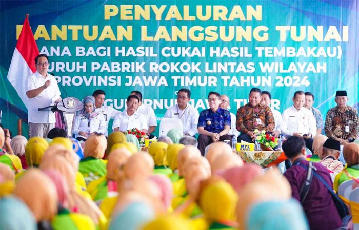 Pj Gubernur Jatim Salurkan BLT DBHCHT 2024 ke 393 Buruh Pabrik Rokok di Bojonegoro