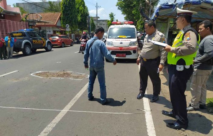 Kuntit Ambulans, Pengendara Motor di Jember Malah Tewas Kecelakaan