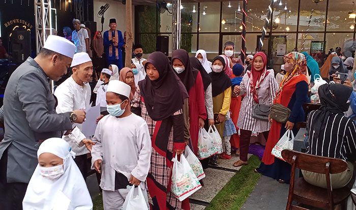 Jelang Lebaran, Pengusaha di Gresik ini Santuni Ratusan Anak Yatim