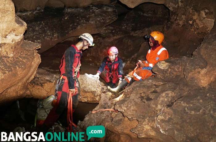 Indahnya Gua Temu Giring di Singgahan, Terdapat Air Terjun dan Aliran Sungai