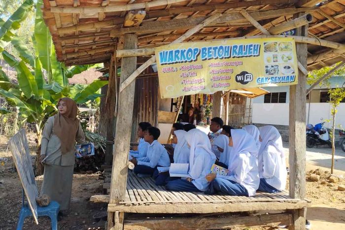 Belajar di Gardu Selama 4 Tahun, SMP di Kedungdung Sampang Butuh Perhatian Pemerintah