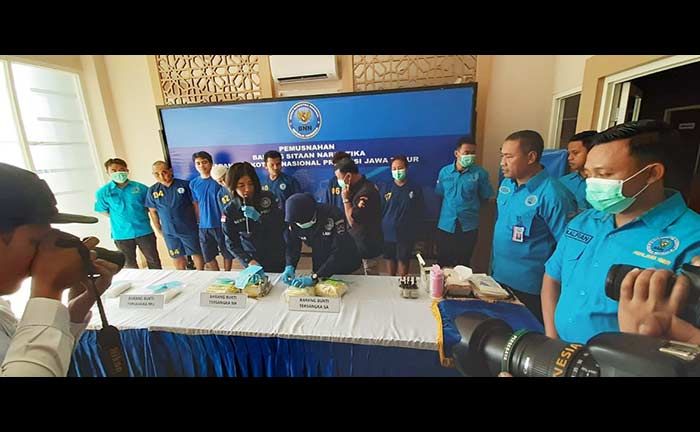 ​Amankan 6 Tersangka, BNNP Jatim Musnahkan 5,2 Kg Sabu