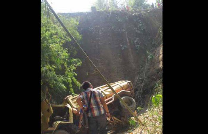 Truk Pasir di Kediri Terperosok ke Jurang, Kuli Pasir Tewas