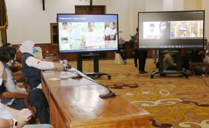 Lewat Video Conference, Gubernur Khofifah Ucapkan Selamat pada Pasien yang Sembuh dari Covid-19