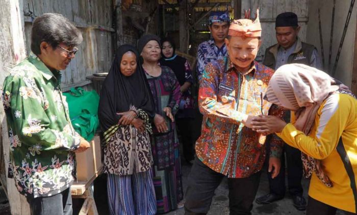 Gercep Tangani Kebakaran di Desa Tenggir, Bupati Situbondo Bantu Rehab dan Penuhi Kebutuhan Korban