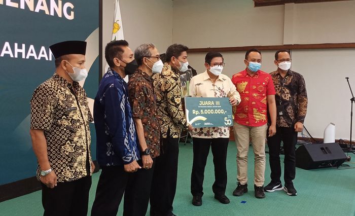 Dirut Petrokimia Gresik Serahkan Hadiah Kepada Desa dan Kelurahan Pemenang Lomba HUT ke-50