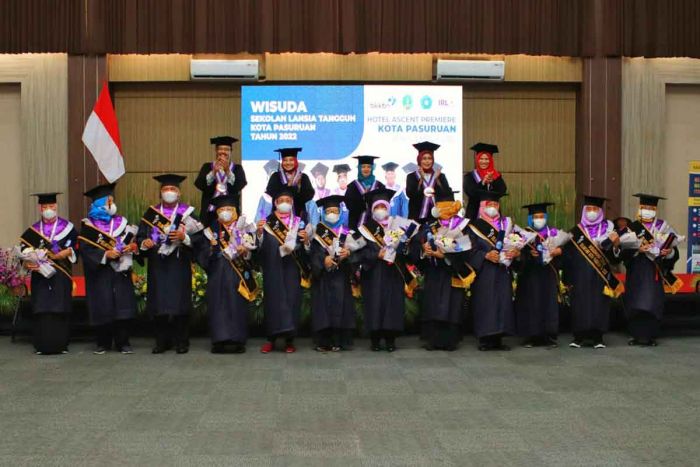 Begini Pesan Gus Ipul saat Hadiri Wisuda Sekolah Lansia Tangguh