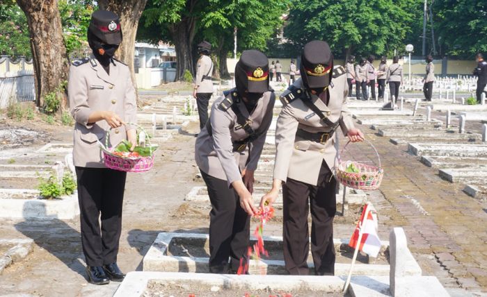 Jelang Hari Jadi Ke-73, Polwan Polresta Sidoarjo Ziarah Makam Pahlawan