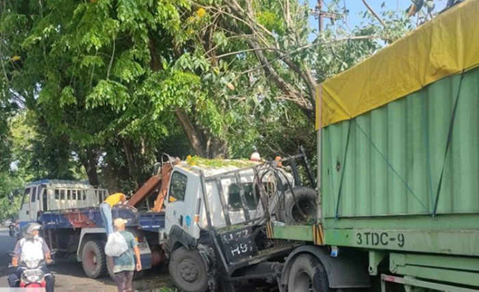 Diduga Mengantuk, Truk Trailer di Tuban Hantam Pohon Hingga Ringsek