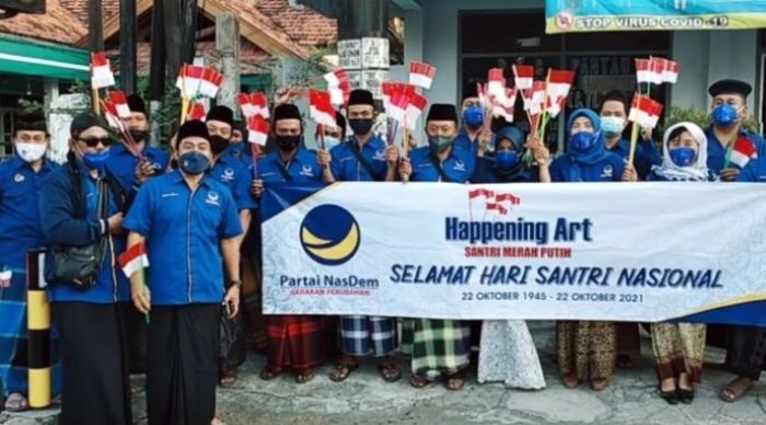 Peringati Hari Santri, Kader Nasdem Kabupaten Kediri Bagikan Bendera Merah Putih