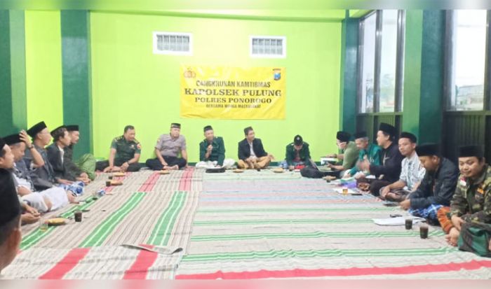 Perkuat Silaturrahim, Kapolsek Pulung Gelar Cangkrukan Kamtibmas